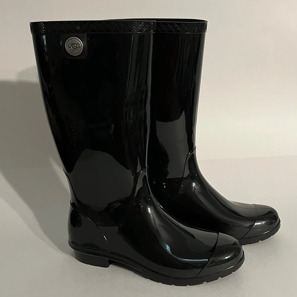 UGG Rubber Rain Boots, women’s size 8. Glossy Boot in Black. Sherpa insoles